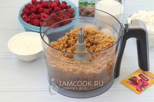 Измельчить печенье с маслом