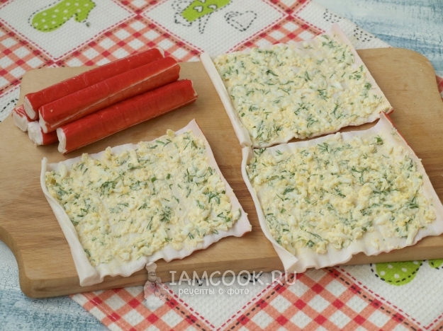 Смазать крабовые палочки начинкой