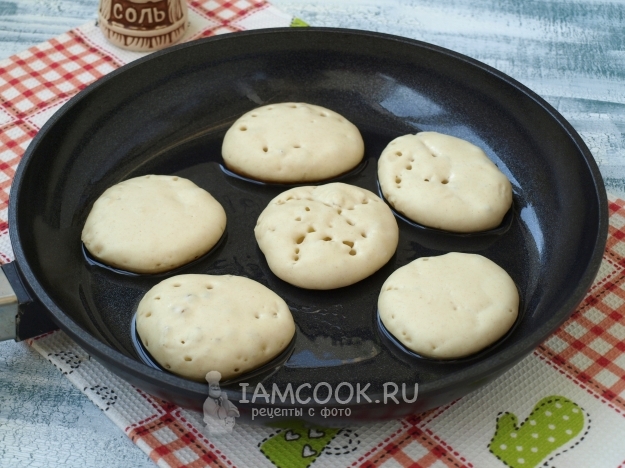 Положить тесто на сковороду