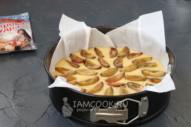 Положить на тесто сливы