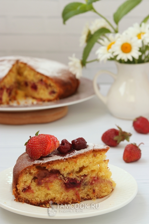 Фото пирога с вишней и клубникой