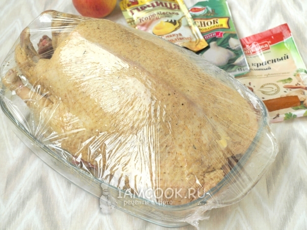 Накрыть утку пищевой пленкой