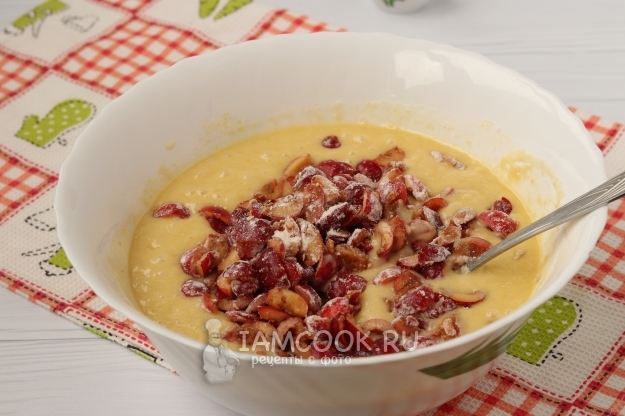 Положить черешню в тесто