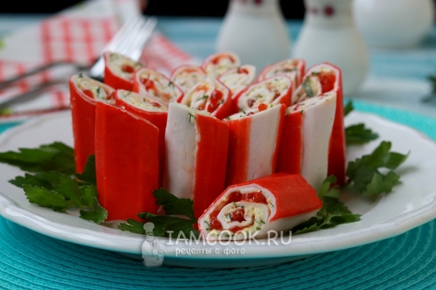 Готовые крабовые палочки, фаршированные красной икрой
