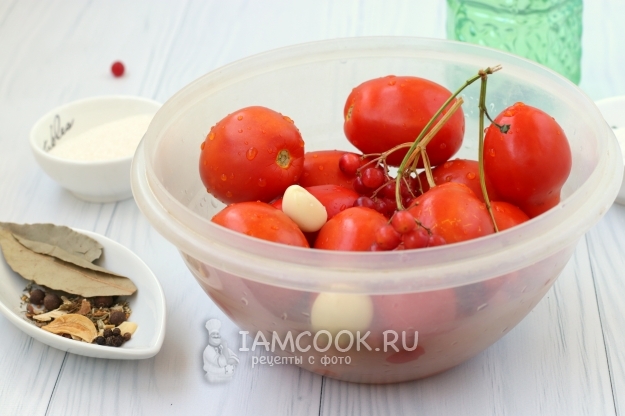 Помыть помидоры и калину