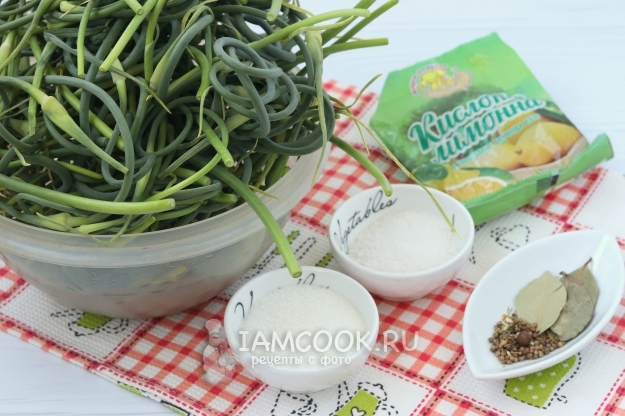 Ингредиенты для маринованных стрелок чеснока на зиму без стерилизации