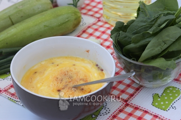 Взбить яйца с молоком