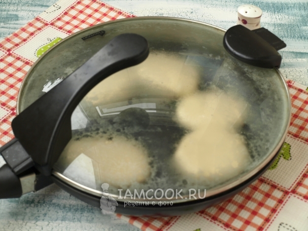 Накрыть сковороду крышкой