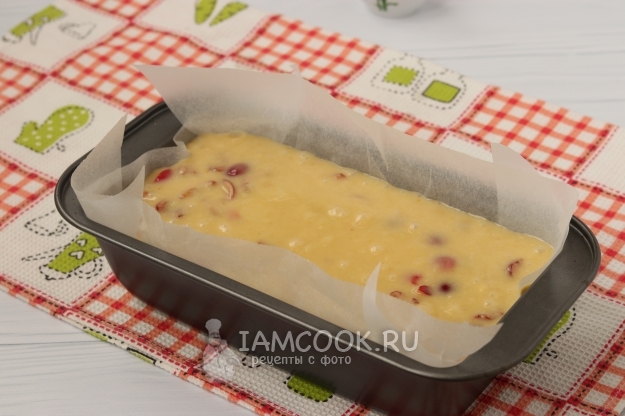 Выложить тесто в форму