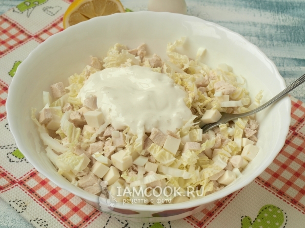 Положить соус в салат