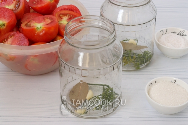 Положить в банку зелень и чеснок