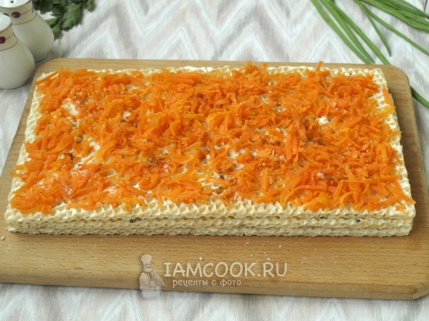 Положить на вафлю сыр и морковь