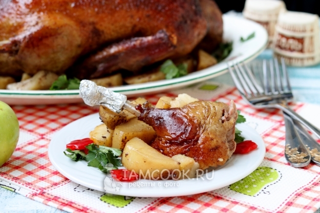 Положить утку на тарелку