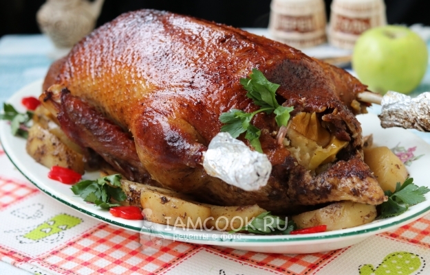 Вкусная утка с яблоками и картошкой в духовке
