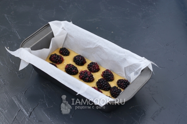 Выложить на тесто ежевику