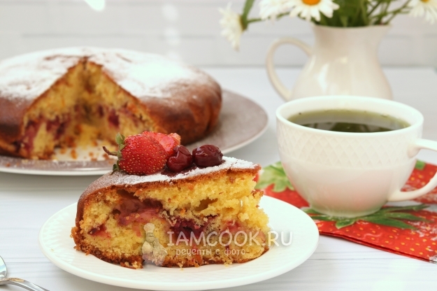 Готовый пирог с вишней и клубникой