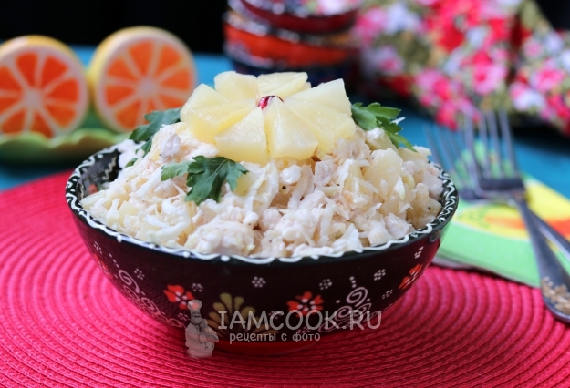 Фото салата с ананасом, куриной грудкой и сельдереем