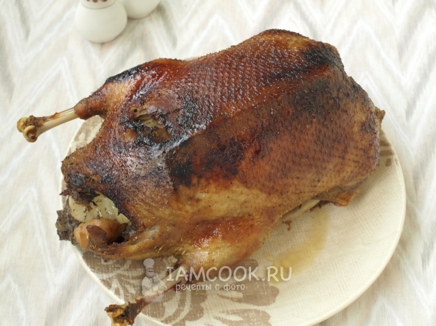 Готовая утка, фаршированная картофелем