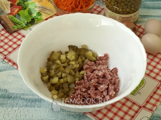 Порезать огурцы и колбасу