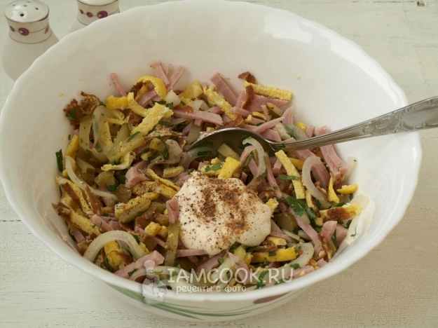 Положить майонез, соль и перец