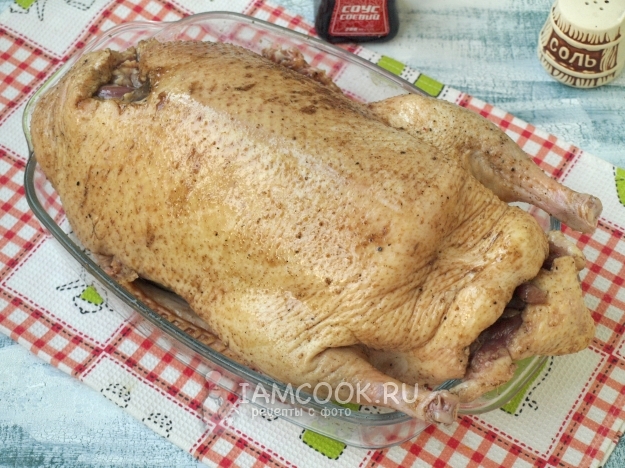 Натереть утку солью со специями