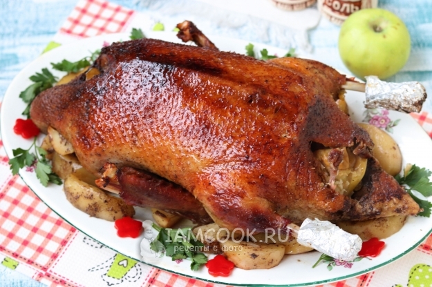 Готовая утка с яблоками и картошкой в духовке