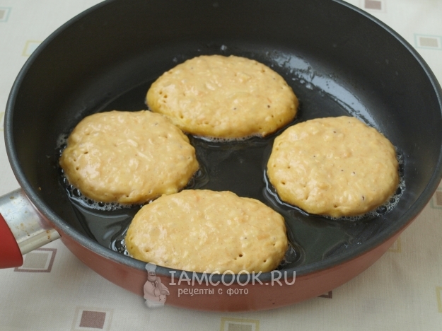 Положить тесто ложкой на сковороду