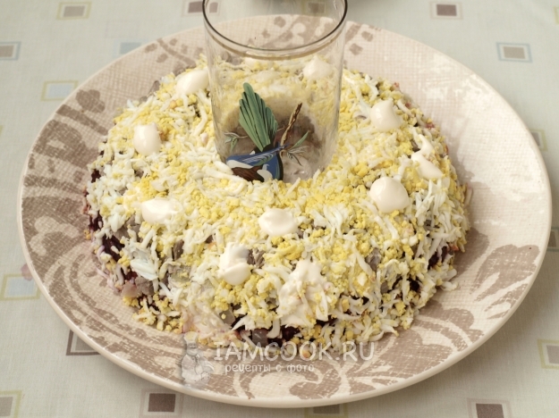 Положить слой яиц