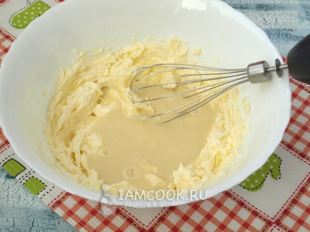 Влить сгущенку