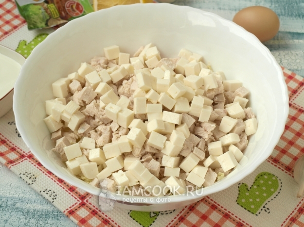 Положить кубики сыра