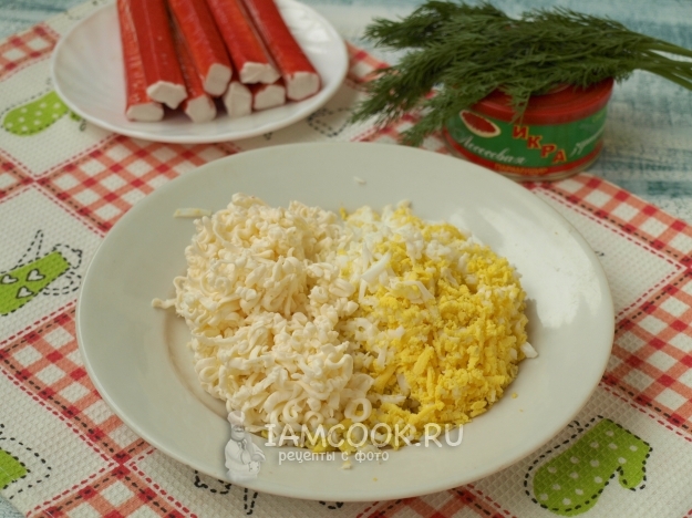 Натереть сыр и яйца на терке