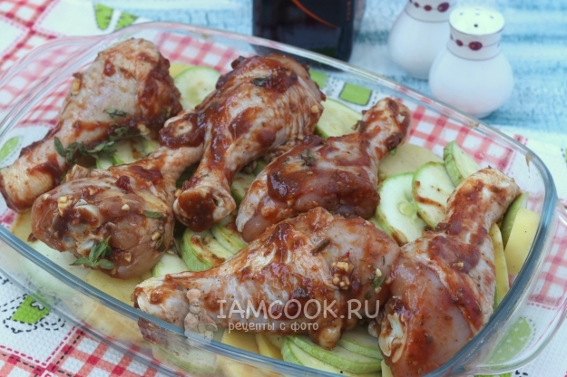 Положить на овощи куриные голени