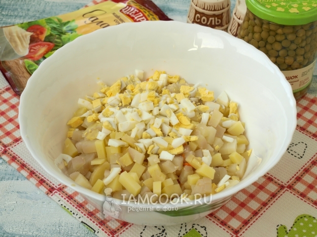 Положить картофель и яйца