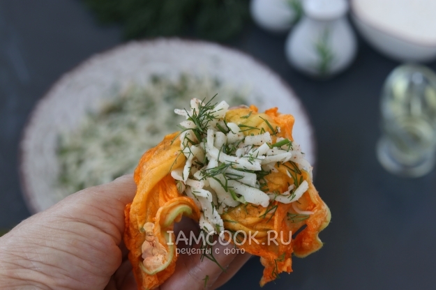 Положить внутрь цветка начинку