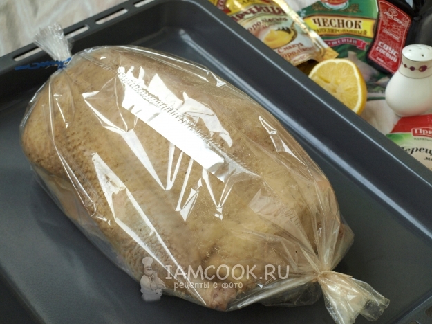 Положить утку в рукав для запекания