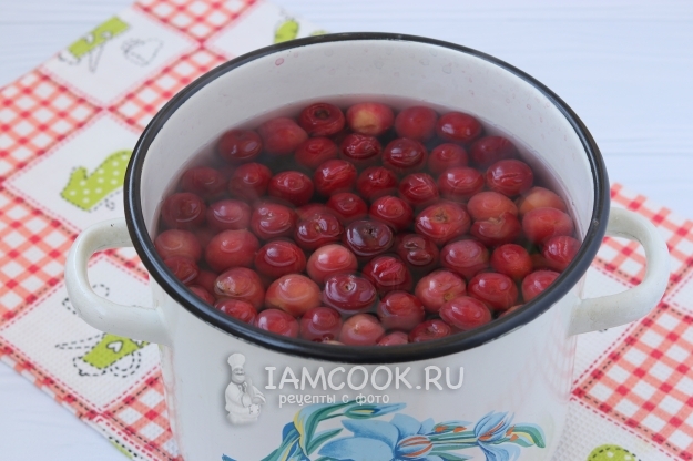 Положить ягоды в кастрюлю с водой