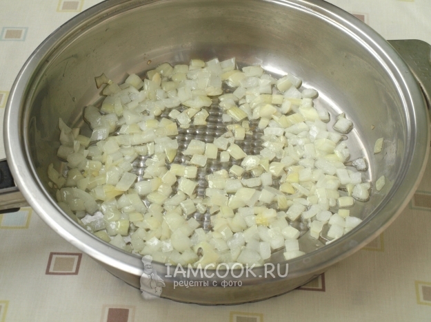 Обжарить лук