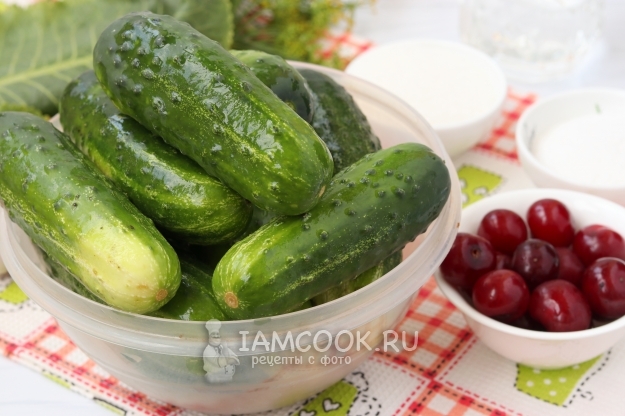 Ингредиенты для маринованных огурцов с вишнями на зиму