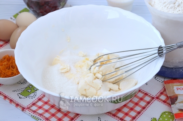 Соединить масло с сахаром