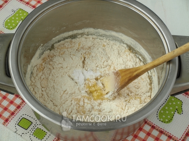 Всыпать соду и муку