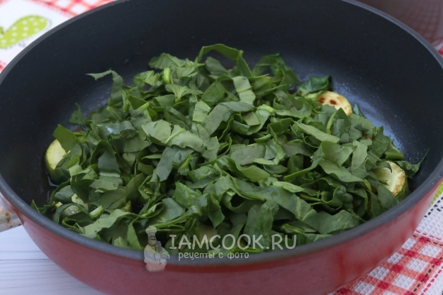 Положить шпинат