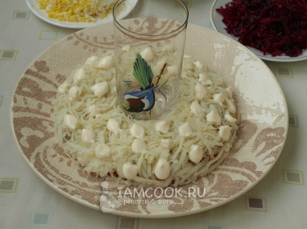 Положить слой картофеля