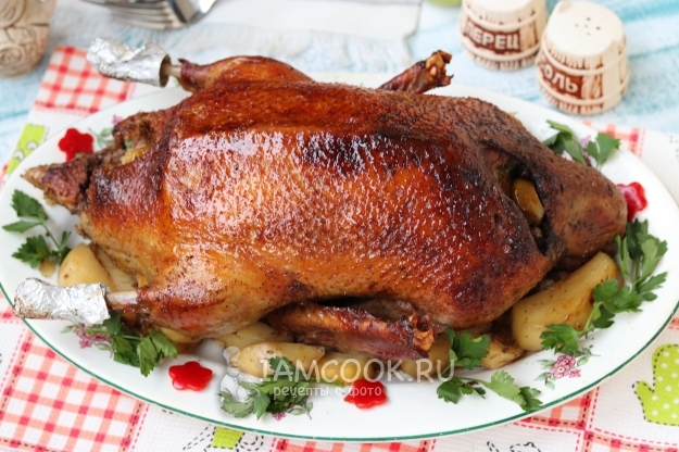 Рецепт утки с яблоками и картошкой в духовке