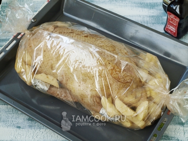 Положить утку и картофель в рукав для запекания