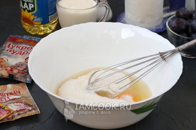 Соединить яйца с сахаром