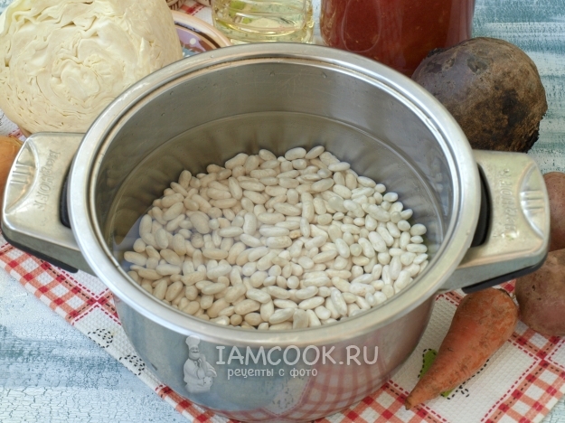 Положить фасоль в кастрюлю с водой
