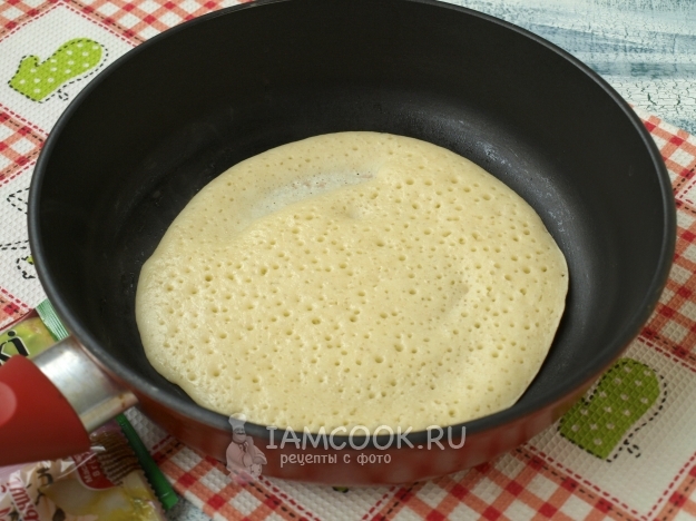 Налить тесто на сковороду