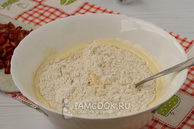 Всыпать муку