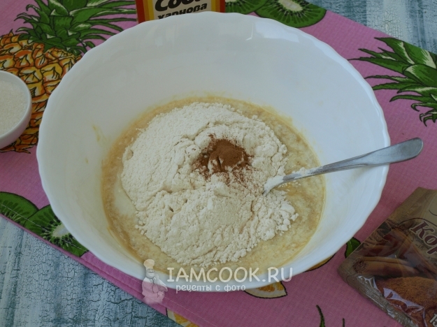 Всыпать муку и корицу