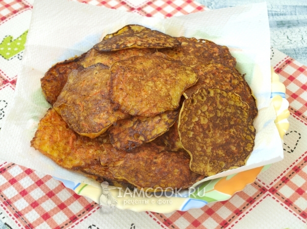 Готовые морковные оладьи с манкой